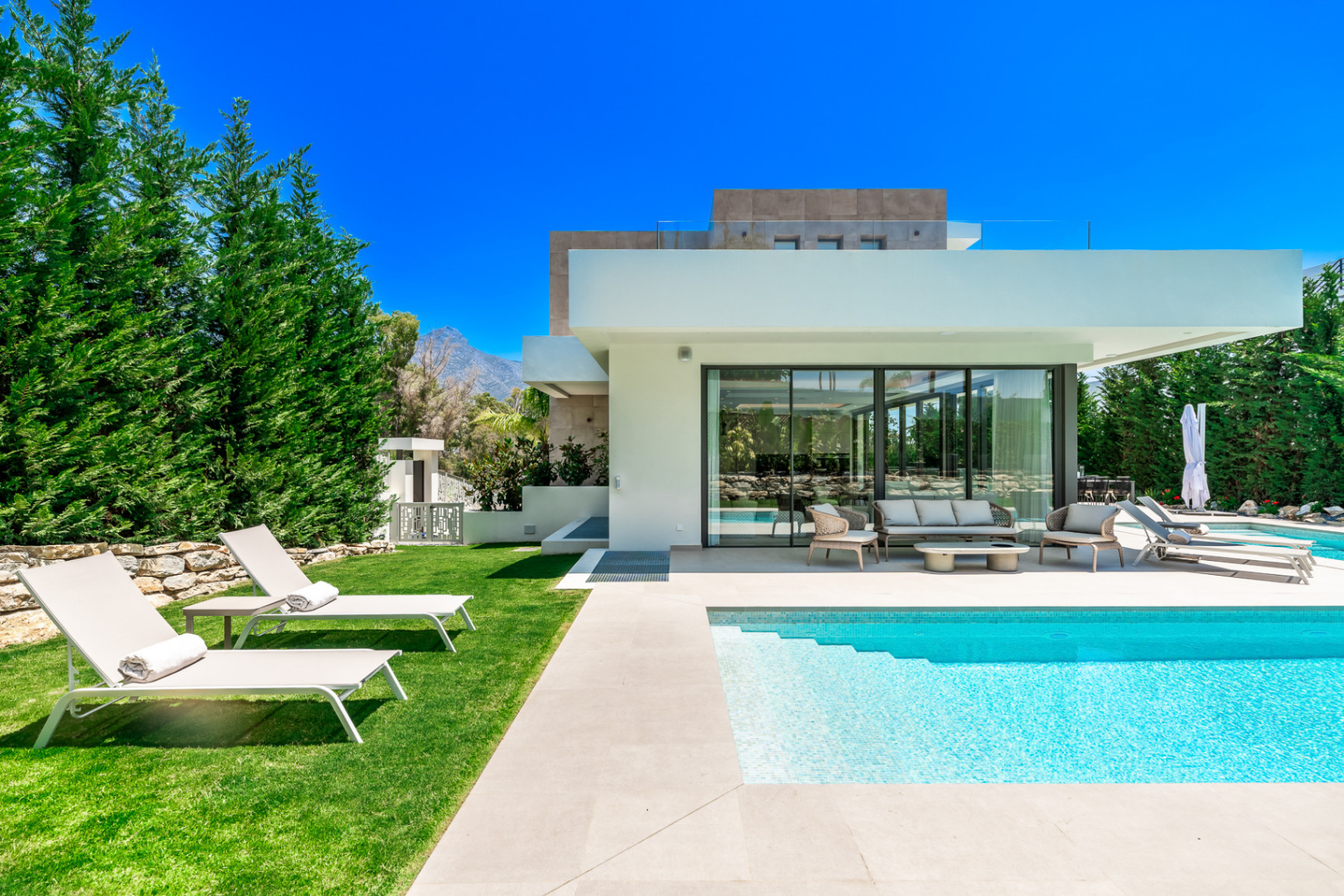 VILLA ELYSIA - MODERN LUXURY VILLA IN LA CERQUILLA